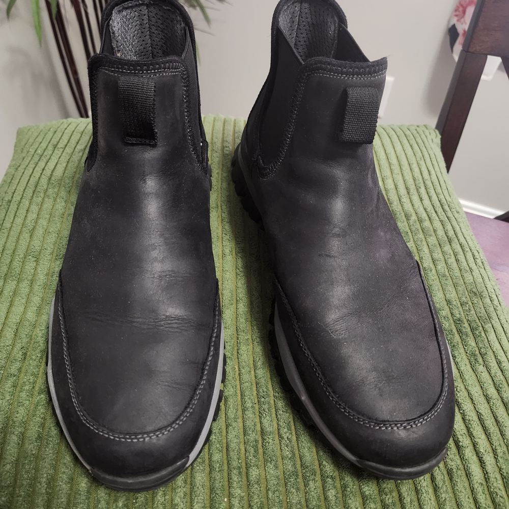 Florsheim. Sleek Black Men's Chelsea Boots
